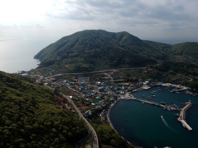 2021년 4월9일 부산 강서구 가덕도의 모습. 대항항 뒤로 국수봉이 보인다. 가덕도신공항 기본계획에 따르면 국수봉은 깎여서 바다에 매립된다. 류우종 기자 wjryu@hani.co.kr