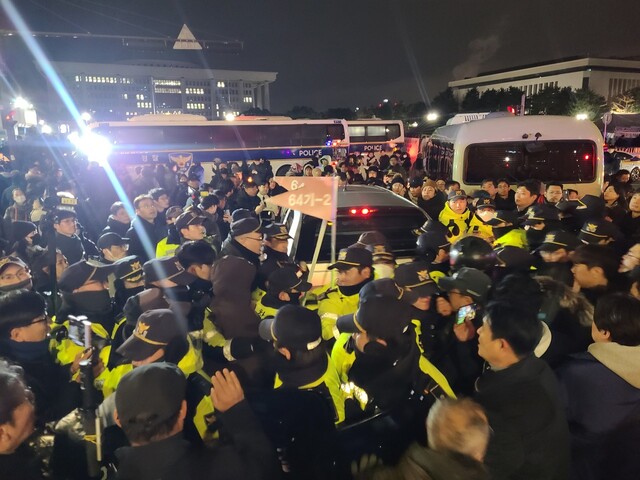 윤석열 대통령이 비상계엄을 선포한 뒤 4일 새벽 국회로 들어가려는 군 차량이 시민들이 막고 있다. 백소아 기자