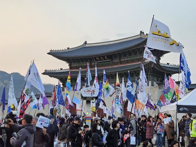 윤석열즉각퇴진·사회대개혁 비상행동(비상행동)은 8일 서울 광화문 동십자각 앞에서 14차 범시민대행진을 열었다. 깃발을 든 시민들이 집회에 참여 중이다. 이지혜 기자