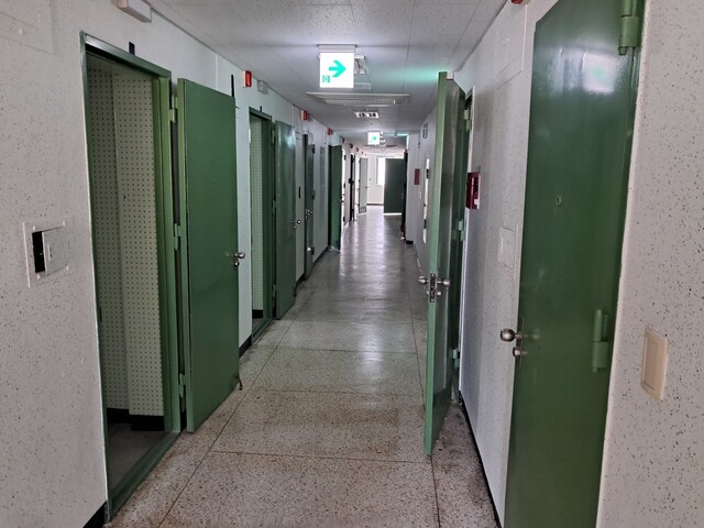 민주화운동기념관 구관(대공분실) 5층은 군사독재정권 시기에 운영된 각 기관 조사실 중 유일하게 현장이 보존된 곳이다. 통상 지하에 있었던 여타 정보기관들의 조사실들과 달리 지상 5층에 자리 잡았다. 15개의 조사실(건축 당시 18개) 각각의 문 위에는 층수 없이 호수만 작게 표시돼 있다. 고경태 기자