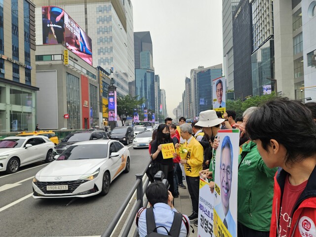 이지연(25·가명)씨가 2025년 6월2일 서울 강남역에서 권영국 당시 민주노동당 대선 후보와 이야기를 나누고 있다. 류석우 기자