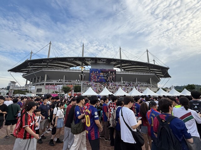 Fans are gathering at the Sangam World Cup Stadium in Seoul on the 31st. Reporter Sohn Hyun -soo