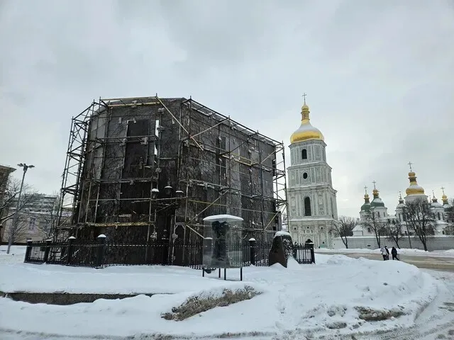 Scaffolding was erected around a statue outside St. Sophia Cathedral in Kyiv to protect it from Russian drone attacks on Feb. 8, 2026. (Cheon Ho-sung/Hankyoreh)