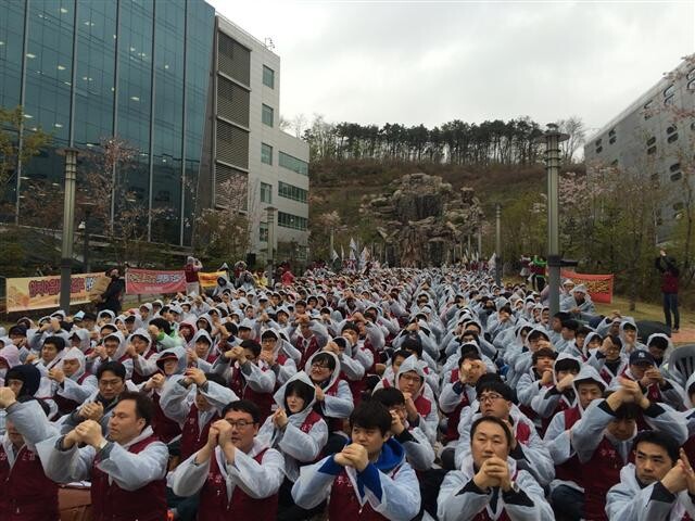 삼성테크윈 노조원 1300여 명이 지난 4월14일 경기도 성남시 판교 연구개발센터 앞에 모여 한화그룹으로의 매각을 반대하는 파업에 들어갔다. 삼성테크윈 노조 제공