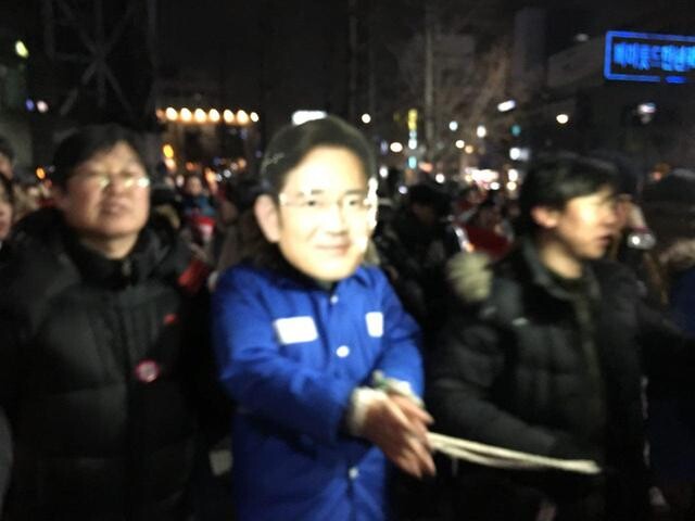 A mock arrest performance of Samsung Electronics Vice Chairman Lee Jae-yong during the 13th weekly candlelight demonstration
