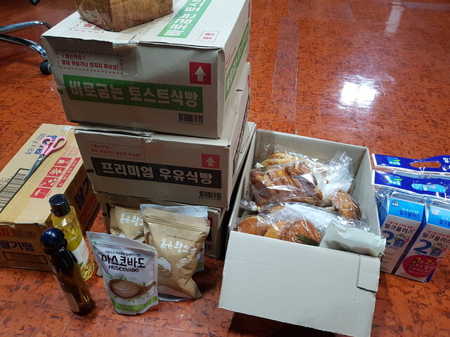 A pile of food donated by Ha’s friends. (Lim Jae-woo