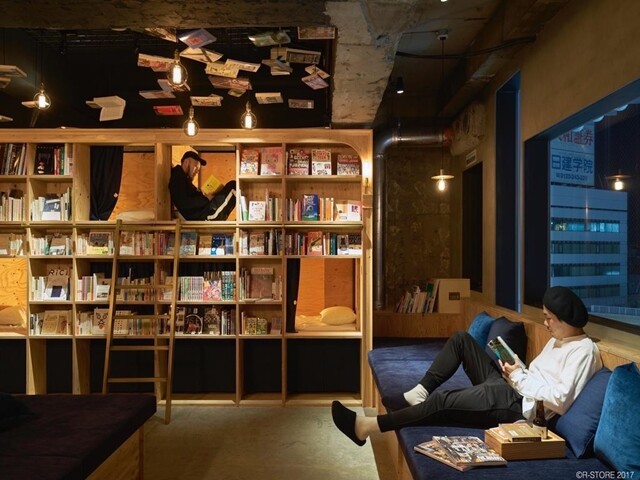 일본 도쿄 ‘북앤베드 이케부쿠로’에서 책을 읽는 숙박객들.