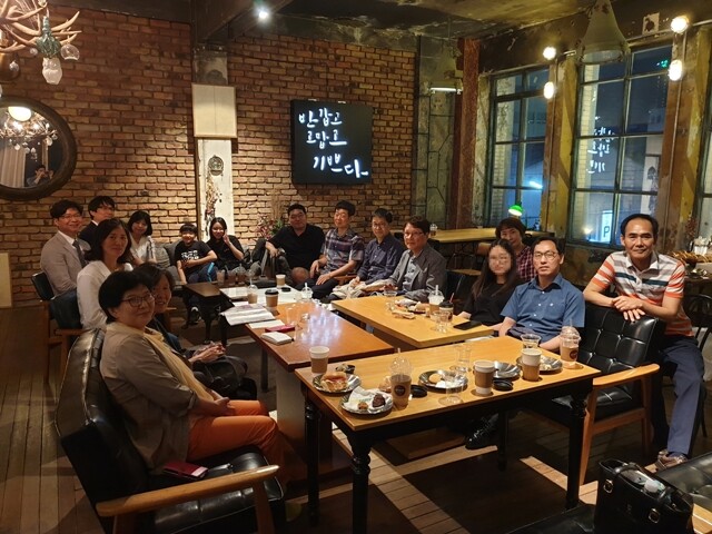 5월24일 저녁 대구의 한 카페에서 열린 <한겨레21>  독자모임.