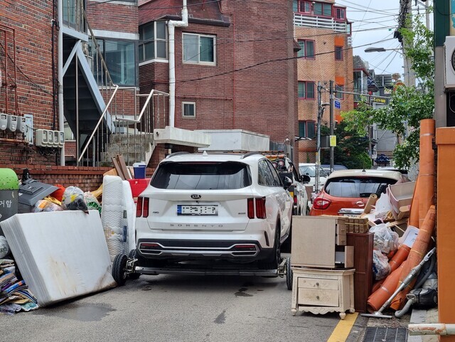 Personal belongings line a street in the Sillim neighborhood of Gwanak District, Seoul, on Aug. 10, following flooding in the area. (Seo Hye-mi/The Hankyoreh)