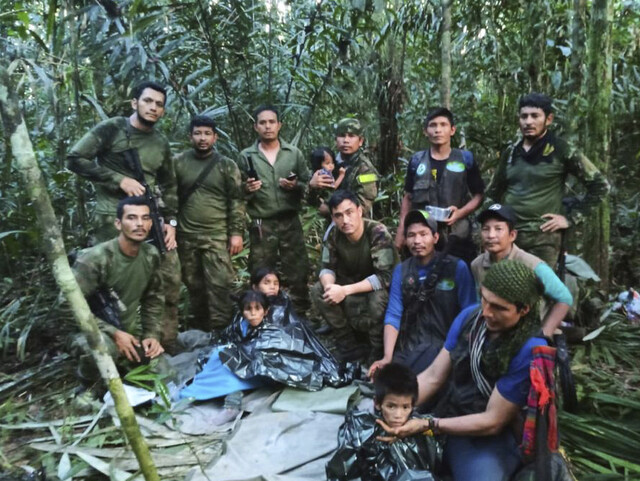 콜롬비아 군인과 원주민이 9일(현지시각) 금요일 콜롬비아 카케타주 솔라노 정글에서 구조한 어린이 4명과 함께 사진을 찍었다. AP 연합뉴스