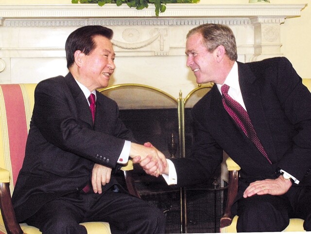 2001년 3월 김대중 전 대통령이 미국 백악관 대통령 집무실에서 조지 W. 부시 대통령과 악수하고 있다. 청와대사진기자단