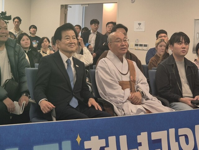 정동영 통일부 장관이 8일 서초구 정토사회문화회관에서 열린 ‘2025 청년페스타'에서 강연한 후 정토회 지도법사 법륜스님 등과 함께 기념촬영을 하고 있다. 연합뉴스