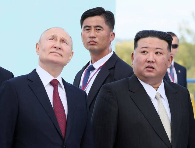 김정은 북한 국무위원장(오른쪽)과 블라디미르 푸틴 러시아 대통령이 2023년 9월13일 러시아 아무르주 보스토치니 우주기지에서 정상회담에 앞서 함께 어딘가를 바라보고 있다. REUTERS