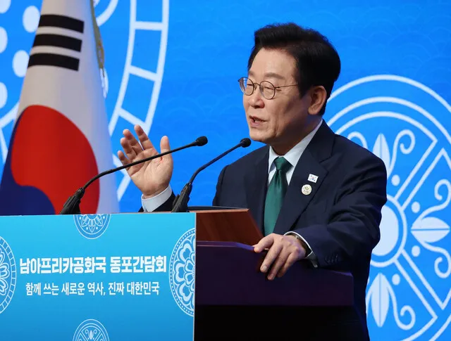 リー大統領は仲間の南アフリカ国民と面会し、「また戒厳令が敷かれるのか？もう心配しないで」と呼びかける。