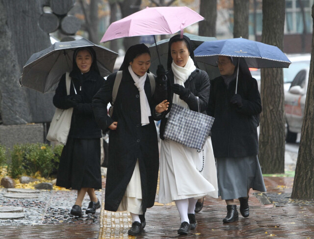 수녀님들이 겨울비를 맞으며 걸어가고 있다. 박종식 기자 anaki@hani.co.kr