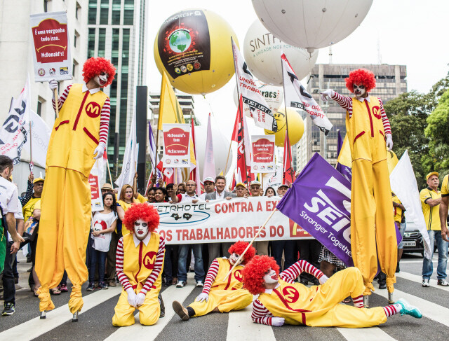 지난 8월18일 브라질 상파울루 파울리스타 거리에 있는 맥도널드 매장 앞에서 세계 20여 개국 패스트푸드 노동자들이 시위를 벌였다. 시위대는 ‘조커’ 같은 표정을 한 맥도널드 마스코트 로널드 분장을 하고 거리를 점령했다. 브라질에서 맥도널드는 노동법 위반 등으로 정부와 노조의 압박을 동시에 받고 있다.