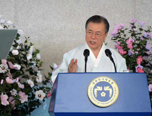 문재인 대통령이 2019년 충남 천안시 독립기념관에서 열린 광복절 경축식에서 연설하고 있다. 공동취재단