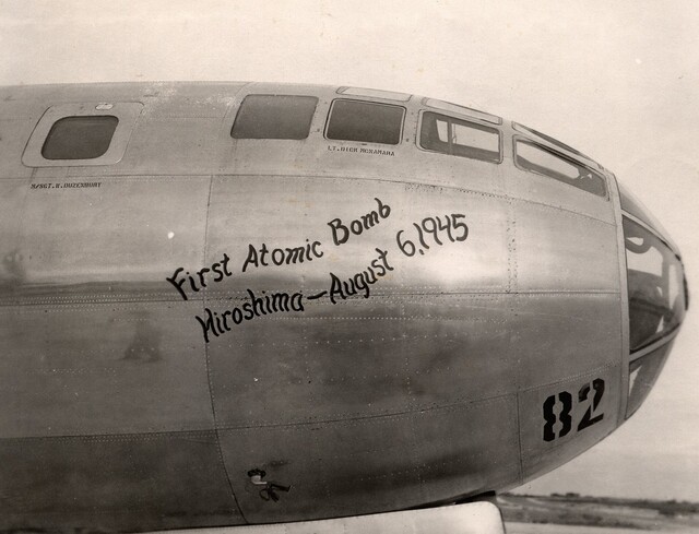 마이클 로치가 처음으로 공개한, 히로시마에 핵폭탄을 떨어뜨린 미군 폭격기 B-29 ‘에놀라 게이’를 지원하는 지상 레이더 운용 부대에서 근무한 아버지가 생전에 보관해온 미공개 사진. 이 사진에는 ‘에놀라 게이’의 조종석 오른쪽 외벽에 “첫 핵폭탄-히로시마-1945년 8월6일”이라 적혀 있다. 사진 제공 마이클 로치