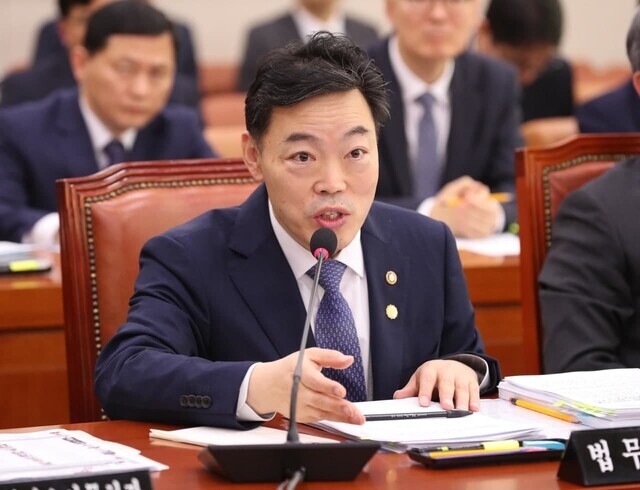 Then-Vice Justice Minister Kim Oh-soo testifies before the National Assembly’s Legislation and Judiciary Committee on Nov. 19, 2019. (Kang Chang-kwang/The Hankyoreh)