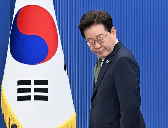 李 대통령 "보완수사 금지까지 검찰개혁 완성" 조국·유시민 영상 공유