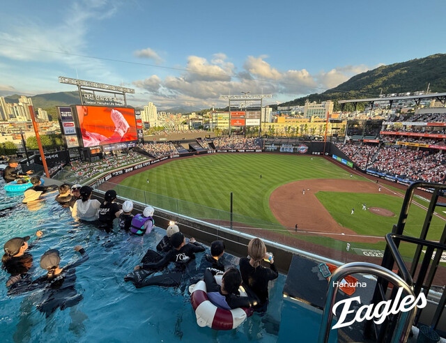 In the 2025 KBO League Hanwha Eagles and NC Dinos at the Hanwha Life Ball Park on the 1st, the crowd is watching the game at Infinity Pool on the fourth floor of the third base. Hanwha Eagles provided