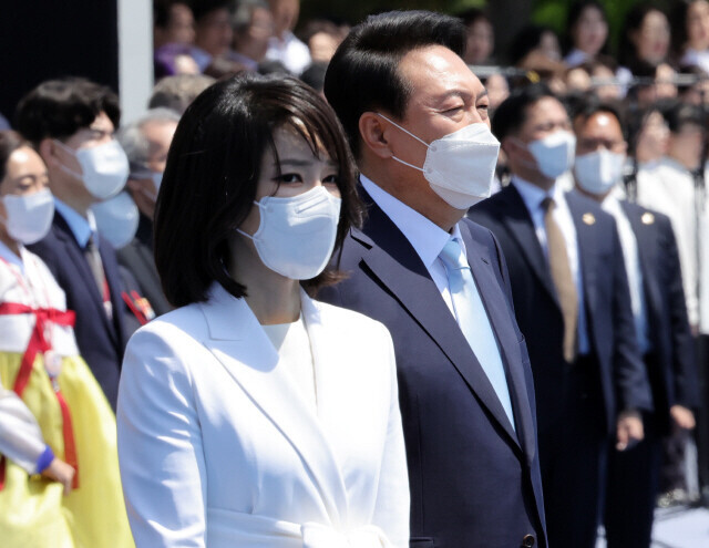 President Yoon Suk-yeol and his wife, Kim Keon-hee, stand for the national anthem at Yoon’s inauguration ceremony on May 10, 2022. (presidential office pool photo)