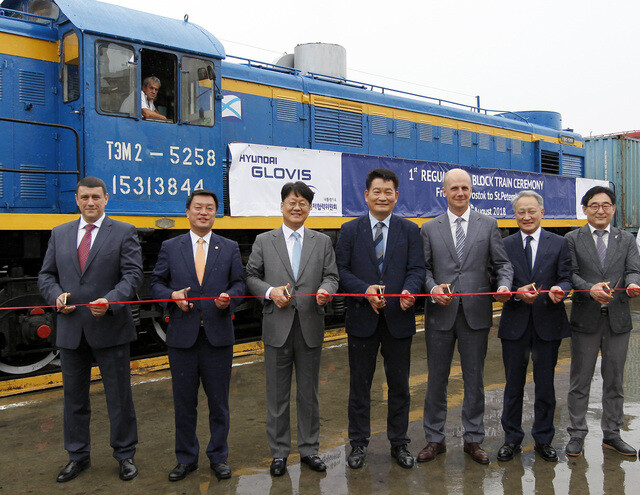 A ceremony at Vladivostok Station on Aug. 14 marking Hyundai Glovis’ launch of non-stop express freight train service on the Trans-Siberian Railway (TSR) between Vladivostok and Saint Petersburg. Third from the left is Hyundai Glovis CEO Kim Jung-hoon