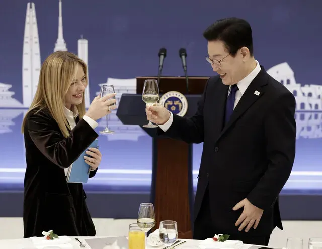 Italian PM visits Korea for summit, accompanied by K-pop enthusiast daughter