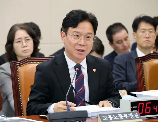 김영훈 “메가특구 노동특례 신중히…정년연장 법안 연내 처리돼야”