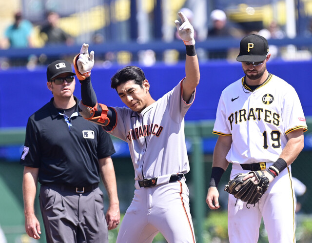 San Francisco Giants Lee Jung -hu is pleased after beating the 9th Season 27th 2 -run, in a visit to the 2025 Major League (MLB) Pittsburgh Pirates held at the Pittsburgh P & S (PNC) in Pennsylvania, USA. Pittsburgh/UPI Yonhap News
