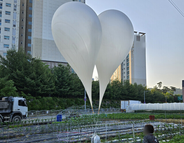 [Reporter’s notebook] Trash balloons, propaganda leaflets are no way for Koreas to communicate