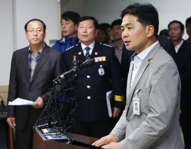 10월16일 용인서부경찰서에서 김관석 형사과장이 용의자 A군과 B군의 신병을 확보하고 조사 중이라고 발표하고 있다. 연합뉴스