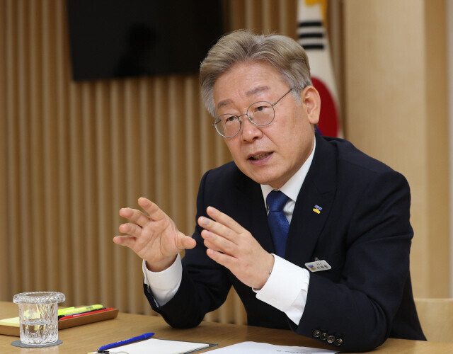 Gyeonggi Gov. Lee Jae-myung speaks during an interview with the Hankyoreh on June 21 at the provincial government office in Suwon. (Kang Chang-kwang/The Hankyoreh)