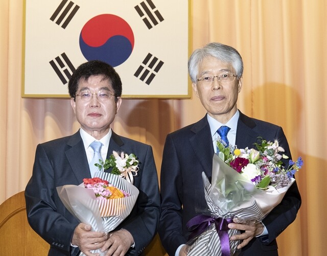 서기석(왼쪽)·조용호 헌법재판관이 4월18일 서울 헌법재판소 대강당에서 열린 퇴임식에서 기념촬영을 하고 있다. 연합뉴스