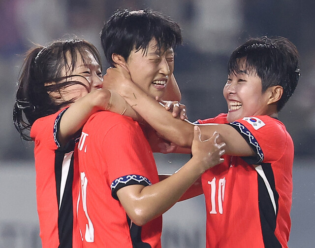 Jung Da -bin scored an equalizer in the match against Japan on the 13th and is being celebrated by sisters such as Jang Seul -ki and Ji So -yeon. Yonhap News