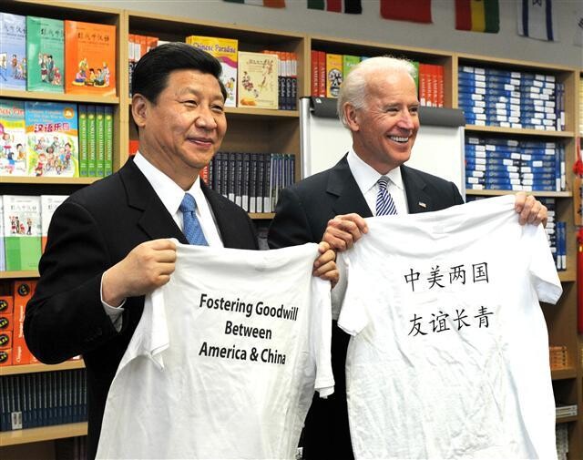 바이든 미국 대통령 당선자가 2012년 2월17일 당시 중국 국가 부주석이던 시진핑과 미 로스앤젤레스의 국제연구학습센터에서 학생들이 양국의우의 증진을 기원하는 문구를 넣어 선물한 티셔츠를 들어보이고 있다. 로스엔젤레스/신화 연합뉴스