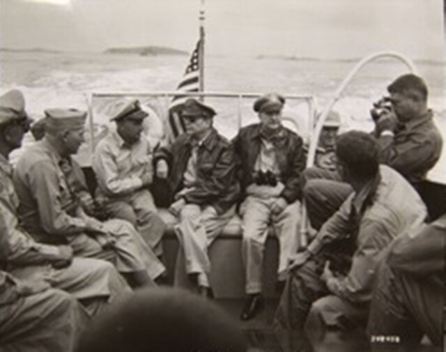 ①스트러블 제독의 배를 타고 인천항 상륙지역에 침입 전 조사하는 맥아더 장군 등 군 수뇌부. 1950.9.15. R. L. Porter 촬영.