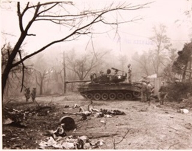④해병대 탱크 승무원이 다음 목표물에 대한 지시를 받고 있다. 사진에는 북한군 부상병이 위생병을 기다리고 있다. 1950.9.15. Frank C. Kerr.