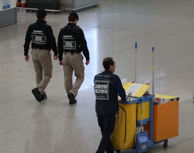 인천국제공항공사 보안 요원들이 공항 제1터미널에서 순찰하고 있다. 한겨레 박종식 기자