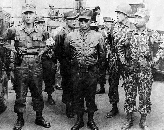 5·16 쿠데타 당시 박정희 전 대통령(가운데)의 모습. 그는 쿠데타 이후 국회를 축소하고 부통령제를 없애는 방식으로 지금의 ‘제왕적 대통령제’ 기틀을 마련했다. 한겨레