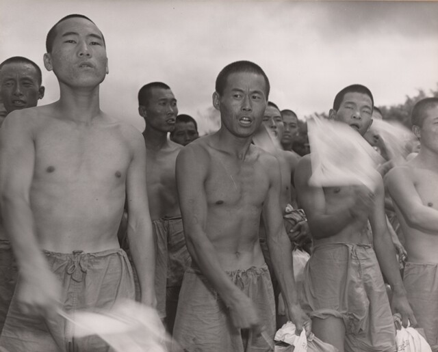 ❸ 일반 포로 교환에서 풀려난 국군 병사들이 애국가를 부르고 있다. 1953년 8월23일. 전갑생 제공