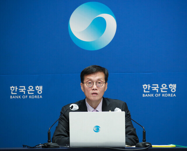 Rhee Chang-yong, the governor of the Bank of Korea, speaks at a briefing in this undated photo. (courtesy of the BOK)