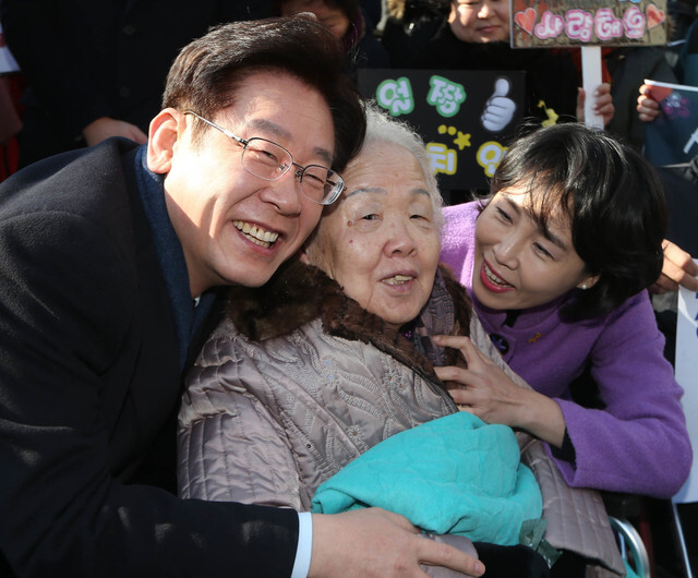 Seongnam Mayor Lee Jae-myung embraces his mother Koo Ho-myung on Jan. 23