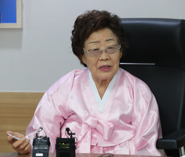 Lee Yong-soo, a survivor of the Japanese military’s “comfort women” system of sexual slavery, speaks to the press after a meeting with Fabian Salvioli, the UN special rapporteur on the promotion of truth, justice, reparation and guarantees of non-recurrence, at the office of the Truth and Reconciliation Commission in downtown Seoul on June 9, 2022. (Kang Chang-kwang/The Hankyoreh)