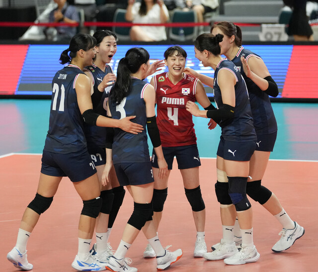 The Korean women's volleyball team is delighted after scoring in Sweden with the 2025 Korea Invitational Women's Volleyball Competition held at the Jinju Gymnasium in Gyeongnam on the 15th. Provided by the Korean Volleyball Association