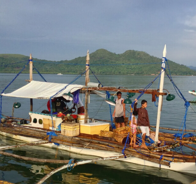 필리핀 보홀섬에 공급된 TV 인터넷 서비스를 통해 어민들은 어업 정보를 빠르고 편리하게 받아볼 수 있게 되었다. 마이크로소프트 블로그 갈무리