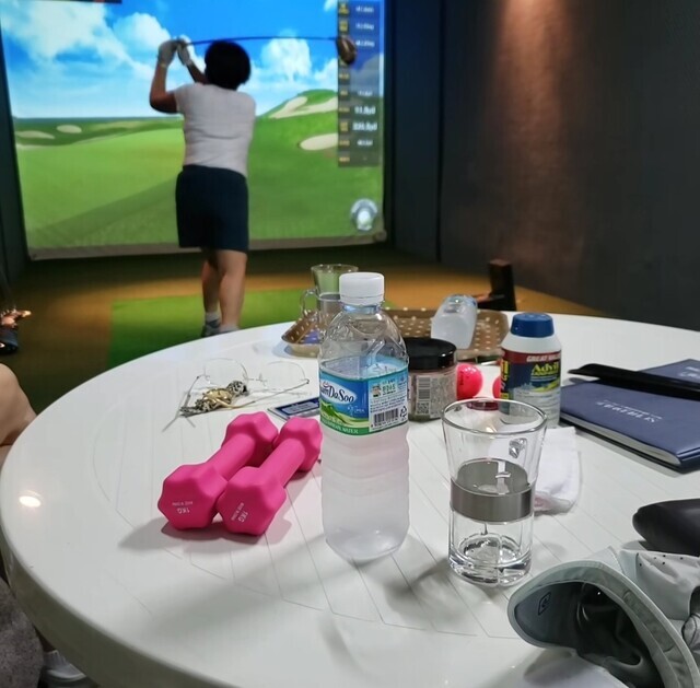 Chun Woo-won, the grandson of former dictator Chun Doo-hwan, posted this photo on March 14, saying that the former president’s home in Seoul’s Yeonhui neighborhood had an indoor screen golf facility. (from Chun Woo-won’s Instagram page)