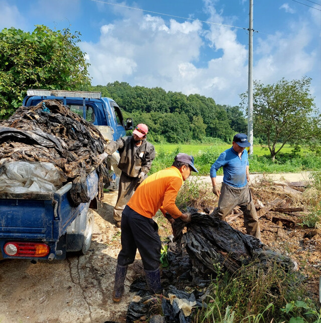 지난 7월22일 충남 홍성군 장곡면 광성2리 마을에서 주민들이 영농 폐비닐을 수거하고 있다. 장곡면 주민자치회 제공