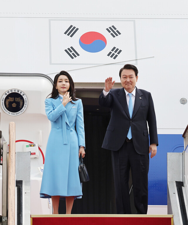 President Yoon Suk-yeol and first lady Kim Keon-hee wave before boarding the presidential jet at Seoul Airport for their state visit to the US on April 24. (Yonhap)
