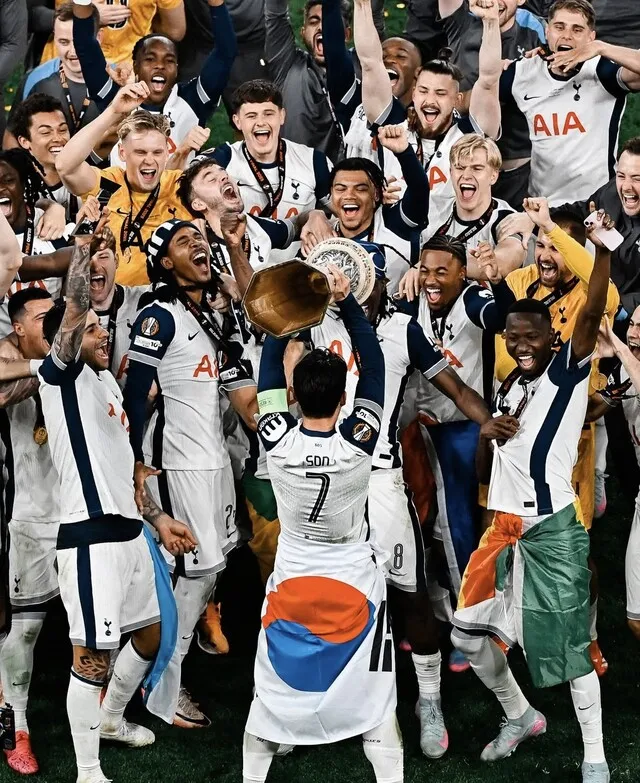손흥민이 지난 5월 스페인 빌바오의 산마메스 경기장에서 열린 2024∼2025 유럽축구연맹(UEFA) 유로파리그에서 우승한 뒤 트로피를 들어 올리고 있다. 